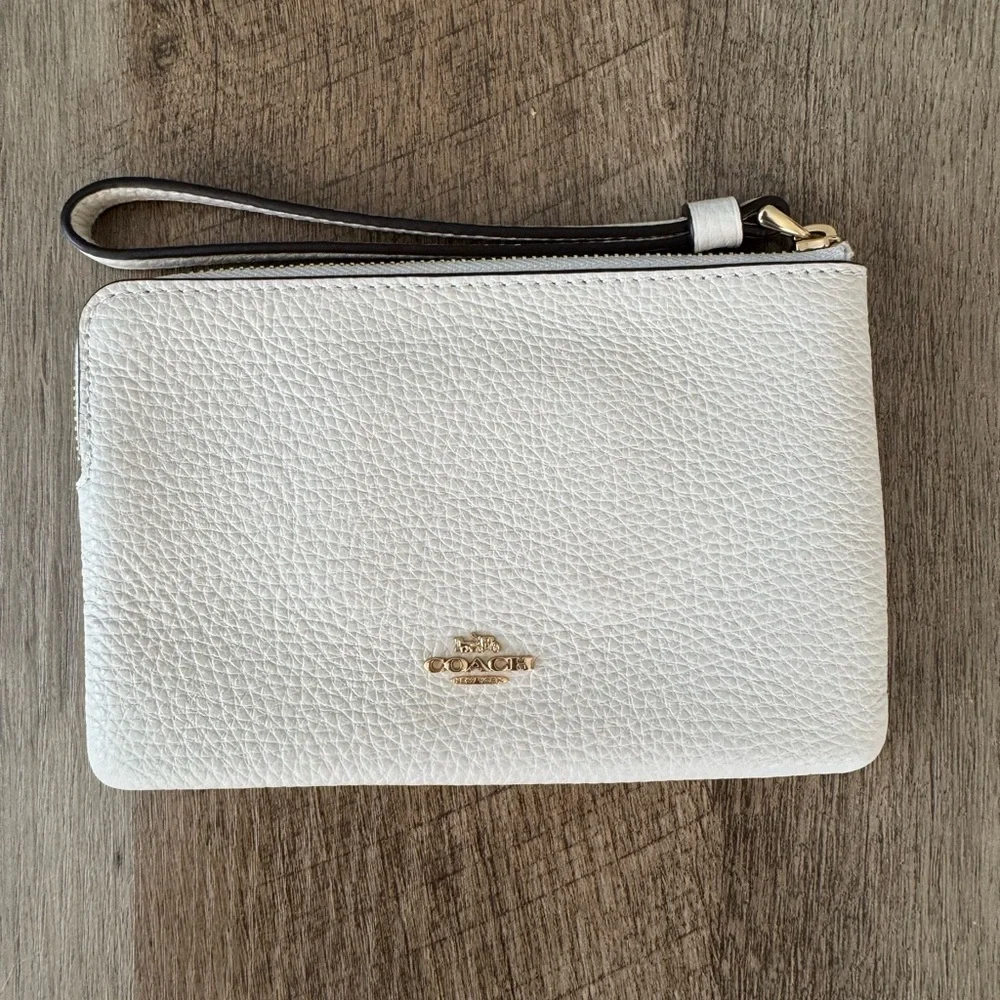Coach x Peanuts Corner Zip Wristlet NWOT - Picture 4 of 15